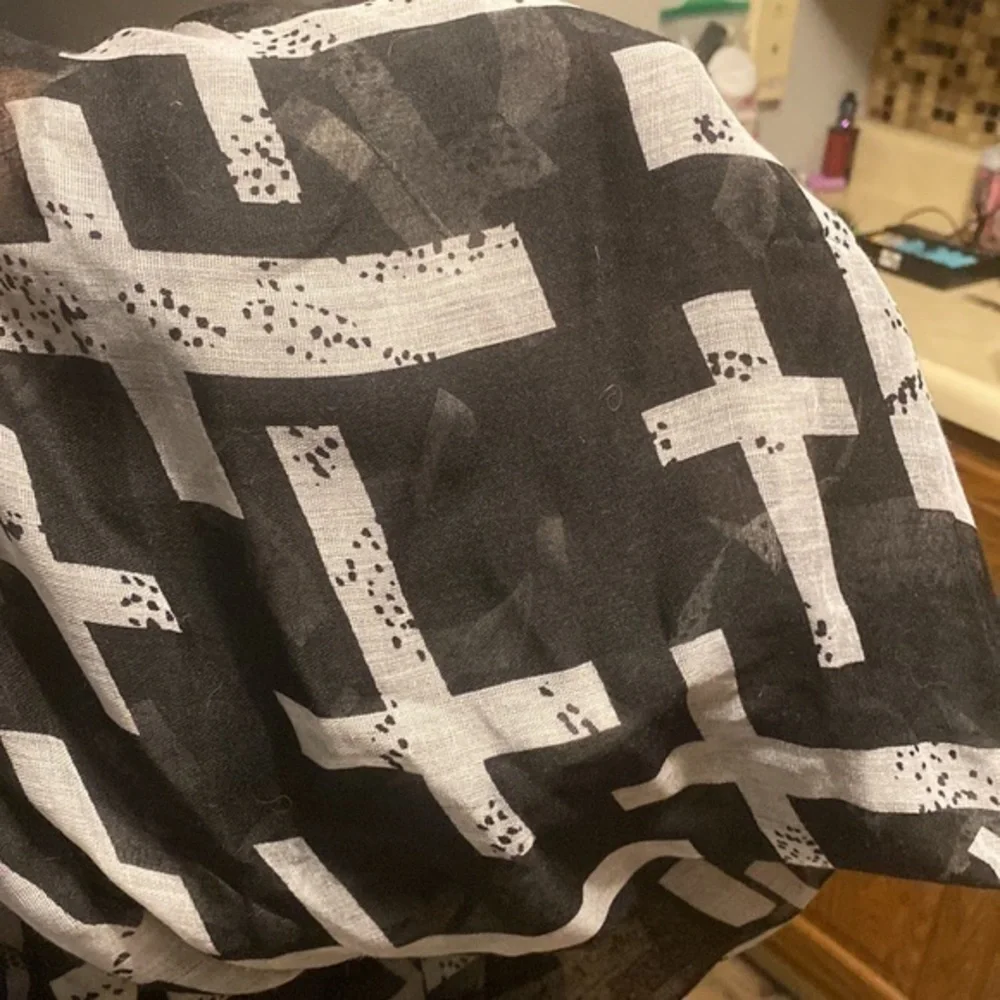 Crossed scarf‎
